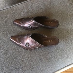 Gorgeous BCBG Pointed Toe Metallic Shoes